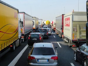 Départs en vacances : 4 h 10 au lieu de 1 h 35 pour se rendre dans le Sud, pic à 940 km de bouchons... Circulation très compliquée ce samedi