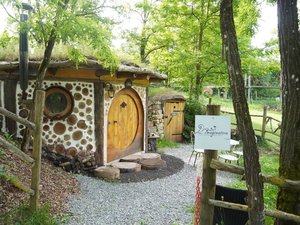 Votre été en Aveyron : découvrez la cabane du Hobbit, un lieu atypique pour passer la nuit à Combelles