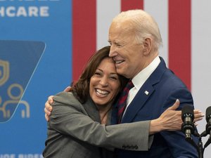 Présidentielle aux États-Unis : qui est Kamala Harris, citée par Joe Biden pour prendre le relais dans la course à la Maison Blanche ?