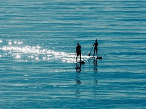 Trois enfants sur des planches de paddle partent à la dérive dans l'océan à cause du vent, la famille se jette à l'eau pour les sauver