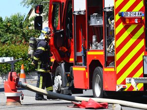 Incendie dans un local de déchetterie : délicate opération des pompiers de l'Aveyron en raison des produits présents dans le bâtiment