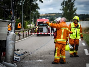 Une bouteille de gaz explose sur un chantier routier mobile, deux autres s'envolent, un blessé, la circulation coupée.