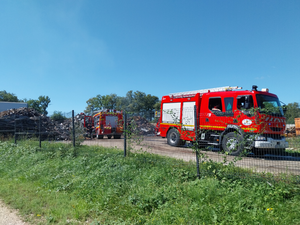 Incendie dans une usine de traitement de déchets en Aveyron : les pompiers empêchent la propagation