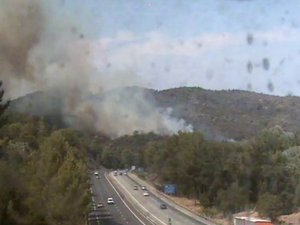 Incendie aux abords de l'autoroute A8 : 150 pompiers et des canadairs luttent contre les flammes dans le Var