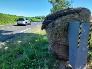 Depuis six mois, ce radar est constamment obstrué par des bottes de paille entre Rodez et Villefranche