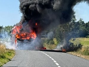 26 touristes allemands sauvés d'un bus en feu en Aveyron : les images de l'incendie du véhicule près de l'A75