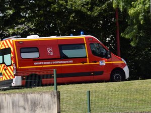 Le camion transportant 25 000 litres de lait fait une sortie de route et s'échoue en contrebas