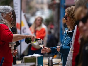 Comme à la mer : à Millau, des dégustations de vins Picpoul de Pinet et d'huîtres de Bouzigues