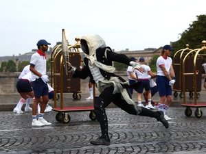 Cérémonie des JO de Paris 2024 : qui était le personnage masqué qui portait la flamme olympique de toit en toit ?