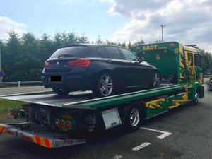 Intercepté à 198 km/h sur l'autoroute, le conducteur de la BMW explique aux gendarmes qu'il était retard chez le coiffeur