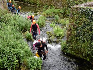 Votre été en Aveyron : du canyoning suspendu à la cascade de Salles-la-Source