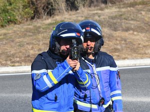 Il roulait à 155 km/h sur une route à 80 avec des pneus lisses : retrait immédiat du permis pour un jeune conducteur en Aveyron