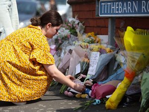 Attaque au couteau en Angleterre : une troisième enfant est décédée, plusieurs blessés dans un état critique