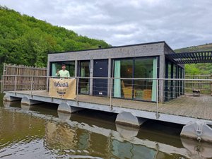 Maison autonome et flottante sur le lac de Castelnau, le carré de vie va enfin être disponible à la location !