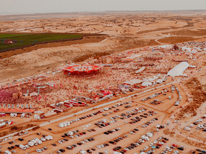 Un airbus et un mort français au milieu de 60 000 personnes dans le désert de Monegros en Espagne