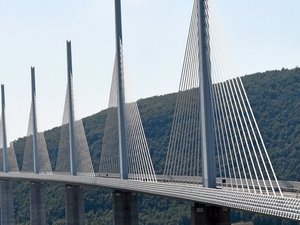 Les trucs à voir et à faire en Aveyron durant l'été : oubliez l'autoroute, partez sur les sentiers du viaduc de Millau