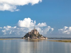 La belle histoire du jour : une famille sauvée de la noyade au Mont-Saint-Michel par un gendarme, un guide, un pompier et un touriste qui se sont jetés à l'eau