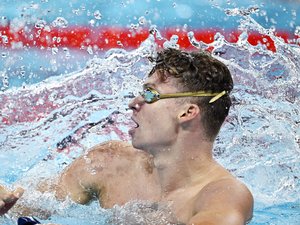 Léon Marchand aux JO de Paris 2024 : quatrième médaille d'or pour le nageur français, cette fois sur le 200m quatre nages !