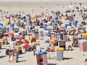 Les vacances virent au cauchemar en Italie : la foudre frappe sur la plage peu après midi, plusieurs personnes touchées