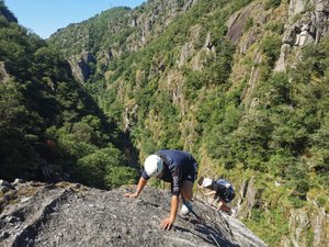 Votre été en Aveyron : À Argences-en-Aubrac, le vertige de la falaise, à travers une via ferrata