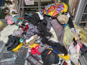 Des vêtements et des chaussures retrouvés dans les poubelles noires et jaunes, le Sydom Aveyron tire la sonnette d'alarme face aux erreurs de tri en forte hausse