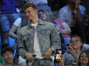 La belle histoire du jour aux JO de Paris 2024 : Après avoir snobé un autographe à une enfant, Léon Marchand se rachète et lui promet 