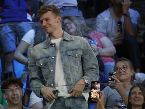 La belle histoire du jour aux JO de Paris 2024 : Après avoir snobé un autographe à une enfant, Léon Marchand se rachète et lui promet "un cadeau"