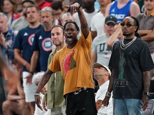 Retrouvé ivre à la suite de son passage aux JO de Paris 2024, le rappeur américain Travis Scott a été placé en garde