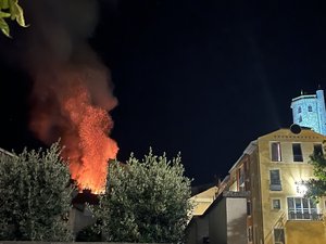 Un incendie d'appartement ravage un immeuble à Millau : une personne placée en urgence relative, les pompiers toujours en cours d'intervention