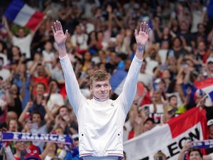 JO de Paris 2024 : "C'est le plus beau jour de ma vie", quand Léon Marchand offre un moment privilégié à un adolescent en rémission d'un cancer