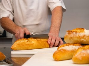 Poignardé par un mineur de 15 ans à la suite d'un contentieux financier, un boulanger en soins intensifs dans l'Hérault