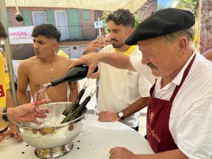 C'est en jaune que Bruéjouls a redonné du sens à la fête du vin