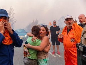 VIDEO. Des incendies sur 30 km, des flammes de 25 m de hauteur, 700 pompiers et 32 avions mobilisés, 