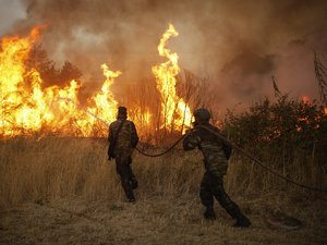 Incendies ravageurs aux portes d'Athènes : un feu 