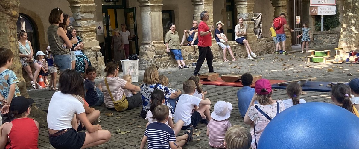 Saint Geniez d'Olt et d'Aubrac. Jonglerie, anneaux… à Saint-Geniez d'Olt, les plus jeunes découvrent les arts du cirque