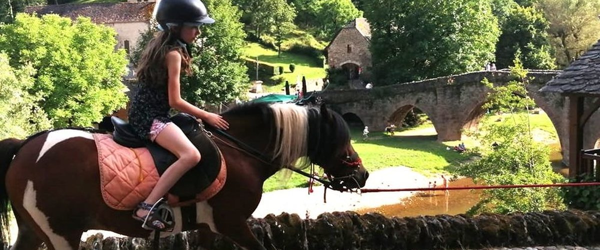 Belcastel : les enfants à la découverte du village médiéval à dos de poney