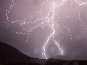 Intempéries : durant la nuit de violents orages ont éclaté dans les Alpes, 14 000 foyers coupés d'électricités