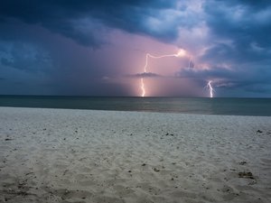 VIDEOS. Météo : une fois n'est pas coutume, la Côte d'Azur, l'Île de Beauté et les Baléares sous les orages et les fortes pluies