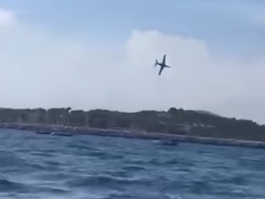 VIDEO. Les images terribles d'un avion qui s'écrase en mer avec son pilote lors d'un meeting aérien dans le Var