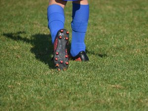 Un garçon de 11 ans poignardé alors qu'il jouait au football avec ses copains sur le stade municipal