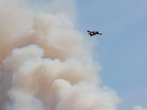 3 000 personnes évacuées, 350 hectares ravagés, 350 pompiers mobilisés... l'Hérault et les Pyrénées-Orientales restent sous la menace des flammes