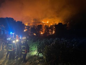 EN IMAGES. Incendies dans l'Hérault : 32 pompiers de l'Aveyron en renfort pour lutter contre les flammes autour de Frontignan