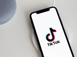 Pour devenir une star de TikTok, une femme vole plus de 800 000 euros à son employeur