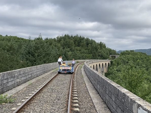 Votre été en Aveyron : embarquement immédiat à bord du vélorail du Larzac !