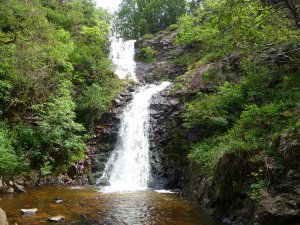 Grosse frayeur en Aveyron : un rocher s'effondre au pied de la cascade et sur l'aire de pique-nique