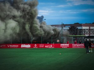 VIDÉOS. Les impressionnantes images d'une buvette qui prend feu : le stade évacué et le match de National interrompu