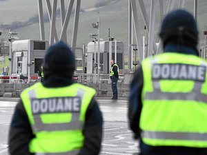 Gros coup de filet sur l'A75 : les douaniers interceptent un camion qui transportait 58 000 parfums de contrefaçon