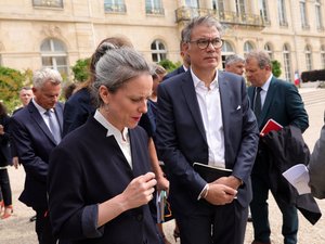 Nouveau Premier ministre : Emmanuel Macron ferme la porte à un gouvernement NFP et à Lucie Castets