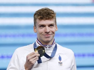 Après avoir été snobée par Léon Marchand pour un autographe au JO de Paris 2024, la jeune enfant a reçu un cadeau de la part du nageur toulousain