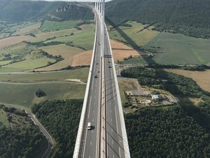 Actionnaire du viaduc de Millau, le groupe Eiffage maintient ses prévisions pour l'année 2024 malgré la baisse de l'activité construction